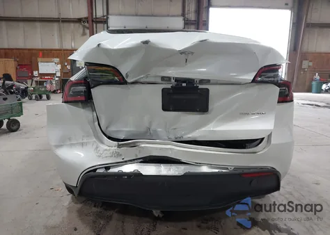 2024 Tesla Model Y Long Range Dual Motor All-Wheel Drive z USA, uszkodzony, nr VIN 7SAYGDEE0RF084333